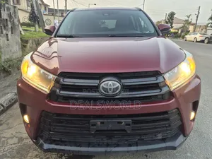 Toyota Highlander SE 4x4 V6 (3.5L 6cyl 8A) 2017 Maroon