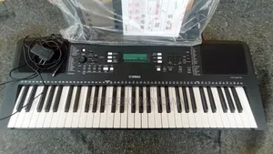 Yamaha PSR E373