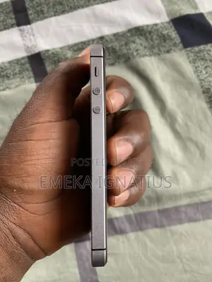 Apple iPhone SE 16 GB Gray