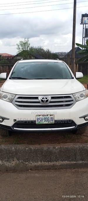 Toyota Highlander SE 2011 White
