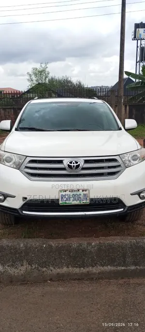 Toyota Highlander SE 2011 White