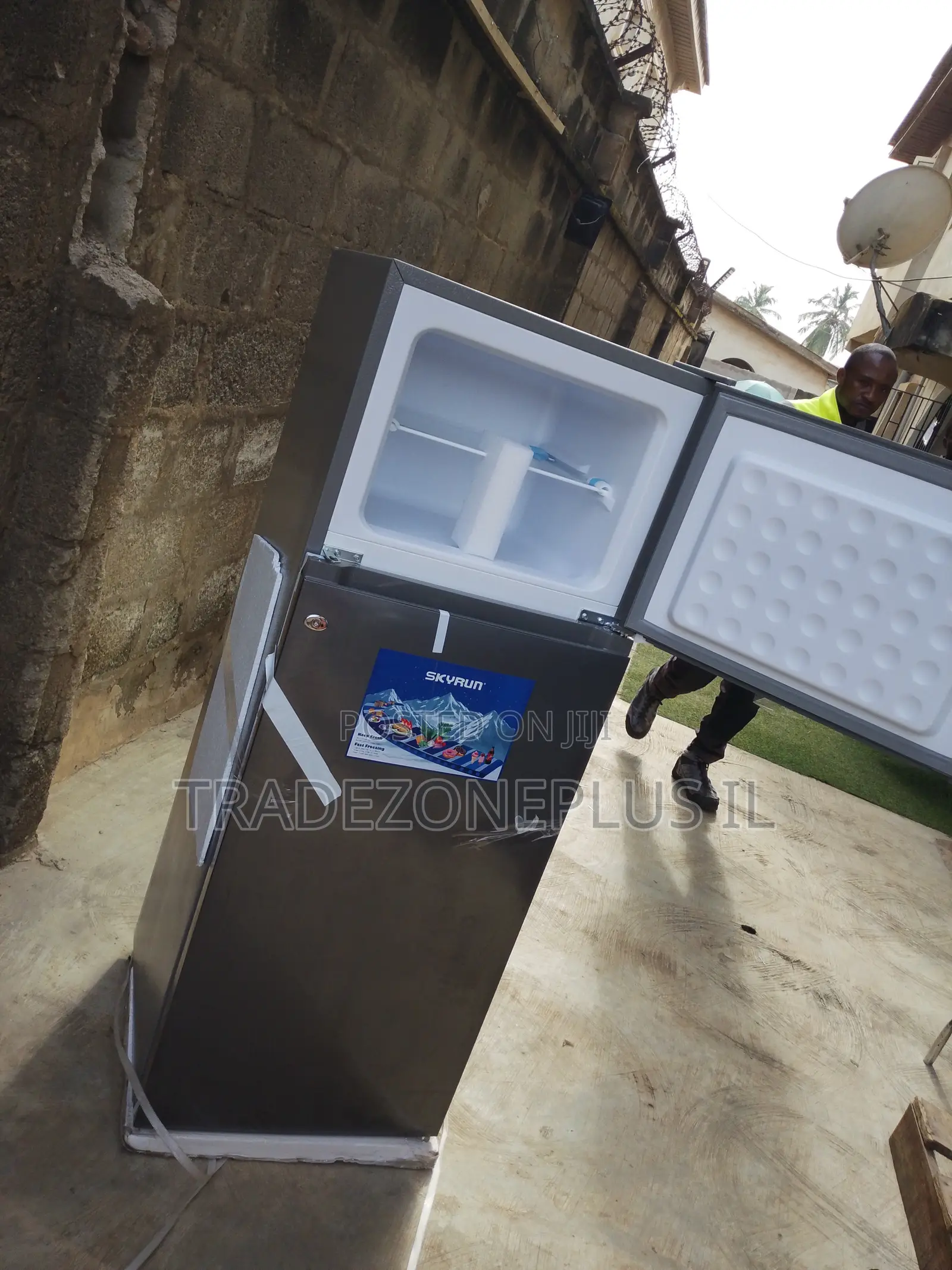 Keep Groceries Chilled With Syrun 200L Fridge