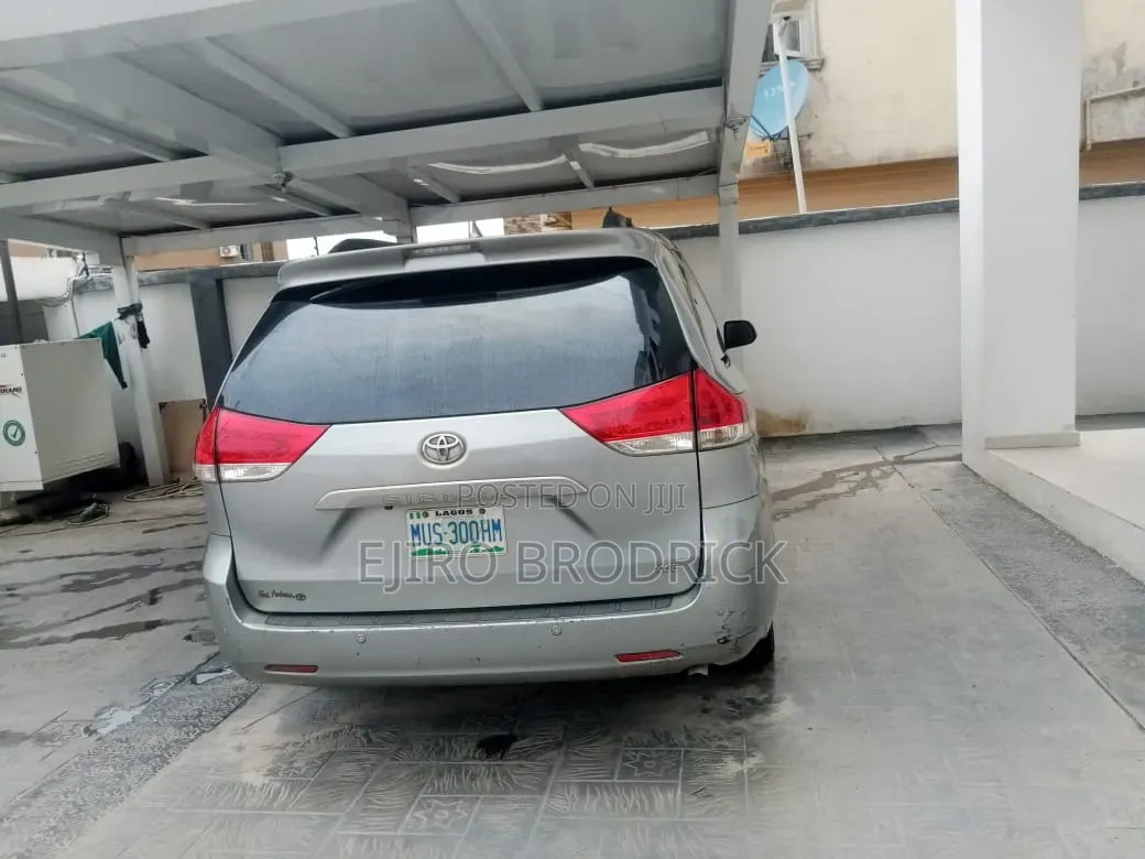 Toyota Sienna 2013 Silver
