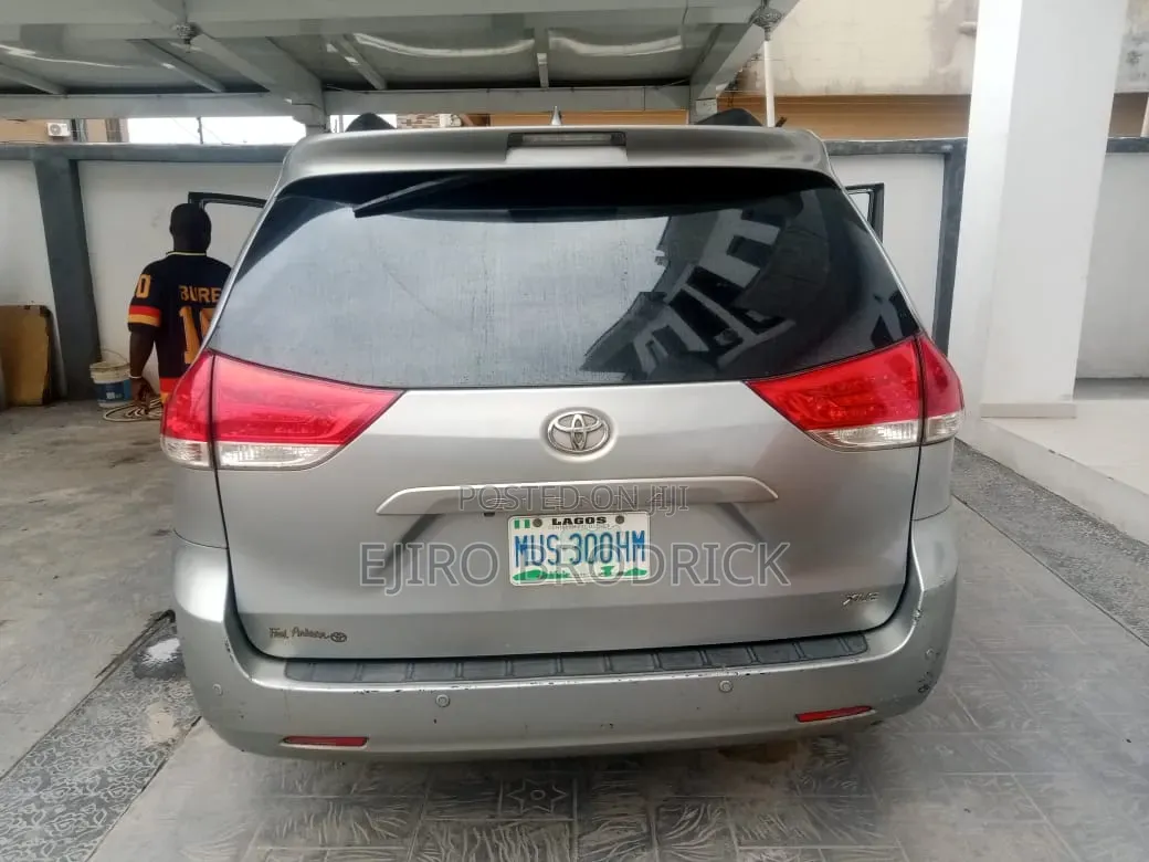 Toyota Sienna 2013 Silver