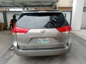 Toyota Sienna 2013 Silver
