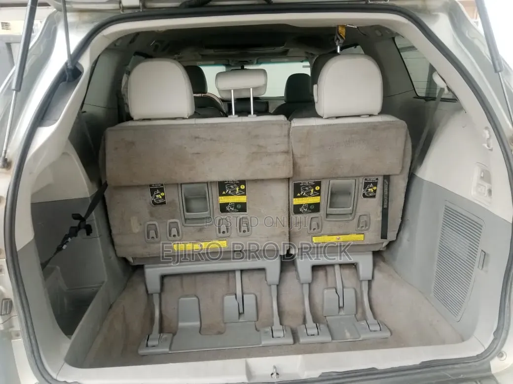 Toyota Sienna 2013 Silver