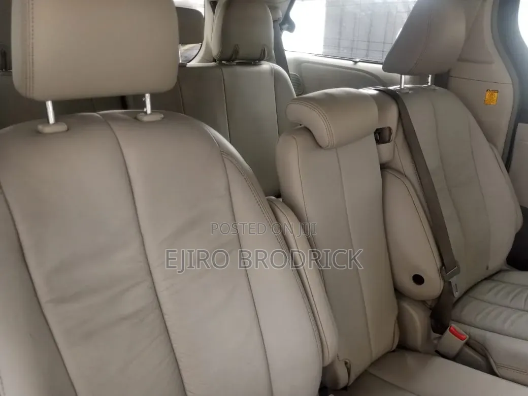 Toyota Sienna 2013 Silver