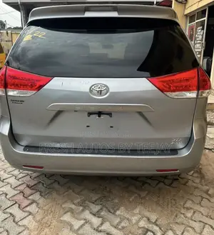 Toyota Sienna XLE 7 Passenger Mobility 2011 Silver