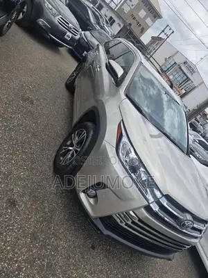 Toyota Highlander XLE V6 4x4 (3.5L 6cyl 6A) 2016 Gold