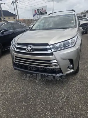 Toyota Highlander XLE V6 4x4 (3.5L 6cyl 6A) 2016 Gold