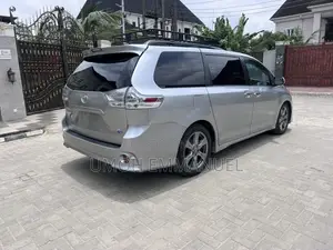 Toyota Sienna 2018 Silver