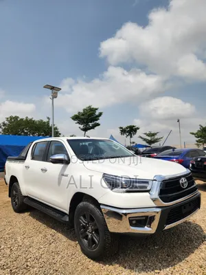 Toyota Hilux 2024 White