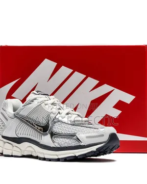 Nike Zoom Vomero 5 "Photon Dust / Metallic Silver" (Unisex)