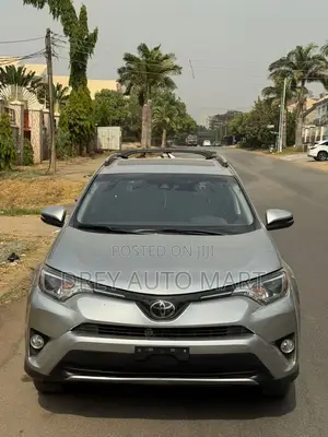 Toyota RAV4 XLE 4dr SUV AWD (2.5L 4cyl 6A) 2018 Silver
