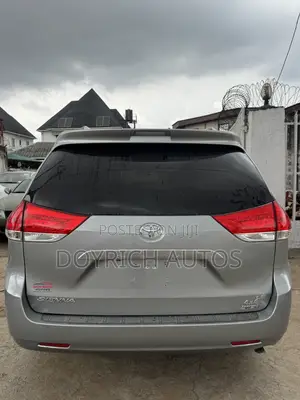 Toyota Sienna LE 8-Passenger 4dr Minivan (3.5L 6cyl 6A) 2014 Silver