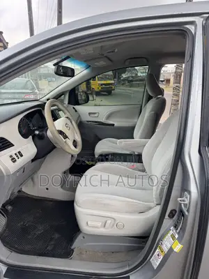 Toyota Sienna LE 8-Passenger 4dr Minivan (3.5L 6cyl 6A) 2014 Silver