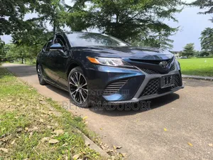 Toyota Camry SE FWD (2.5L 4cyl 8AM) 2018 Blue