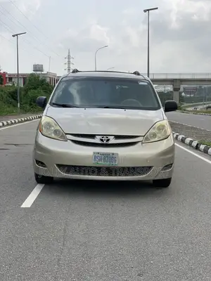 Toyota Sienna LE 2008 Gold