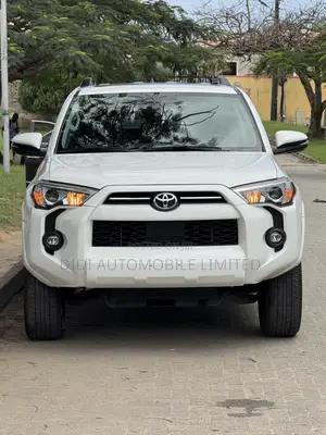 Toyota 4-Runner SR5 4WD 2023 White