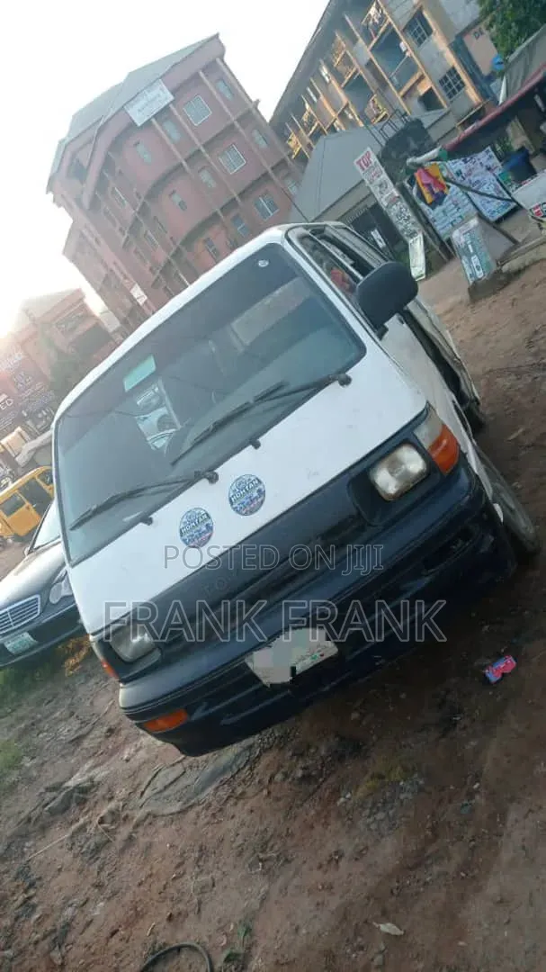 Toyota HiAce 2002 White