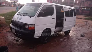 Toyota HiAce 2002 White