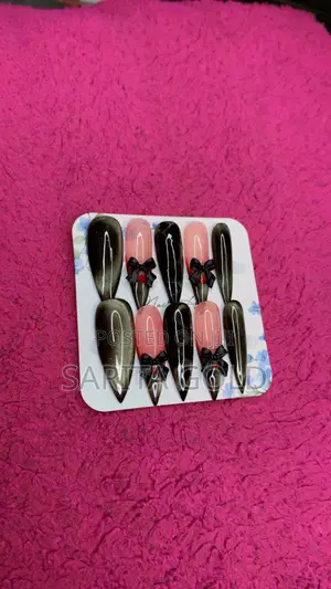 SaritaGold Press on Nails