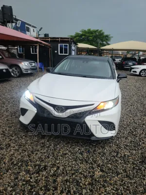 Toyota Camry SE (2.5L 4cyl 8A) 2019 White