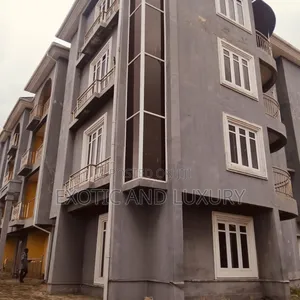 3bdrm Block of Flats in Brown Road, Aguda / Surulere for rent
