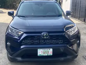 Toyota RAV4 XLE 2022 Blue