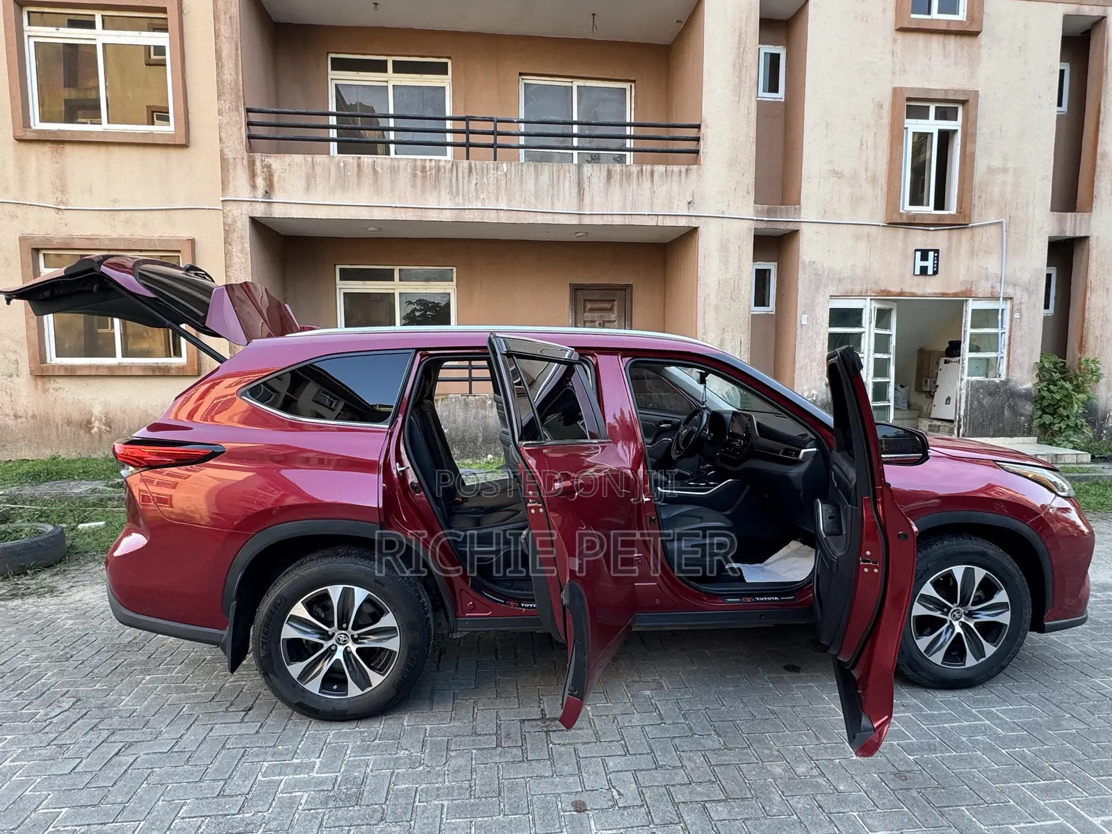 Toyota Highlander XLE 2022 Red