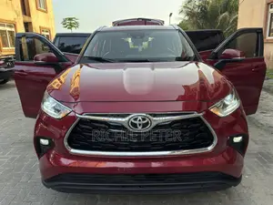 Toyota Highlander XLE 2022 Red