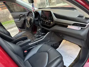 Toyota Highlander XLE 2022 Red