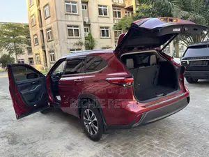 Toyota Highlander XLE 2022 Red