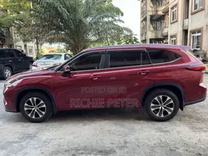 Toyota Highlander XLE 2022 Red