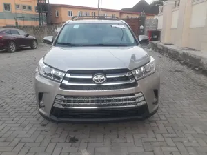 Toyota Highlander XLE 4dr SUV AWD (3.5L 6cyl 6A) 2015 Gold