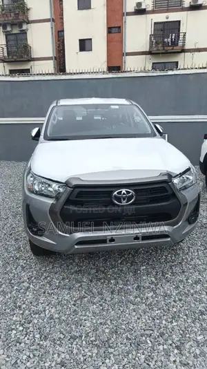 New Toyota Hilux 2025 Silver
