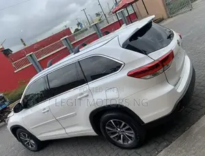 Toyota Highlander XLE 4x4 V6 (3.5L 6cyl 8A) 2018 White