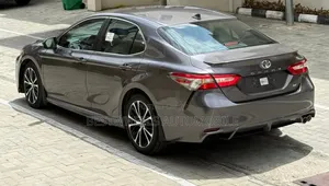 Toyota Camry SE (2.5L 4cyl 8A) 2019 Gray