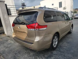 Toyota Sienna LE 7 Passenger Mobility 2011 Gold
