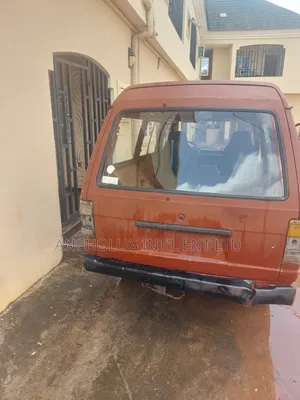 Nissan Vanette 2010 Red