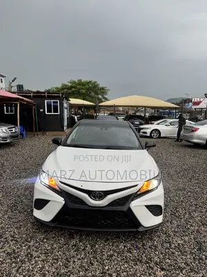 Toyota Camry SE (2.5L 4cyl 8A) 2019 White