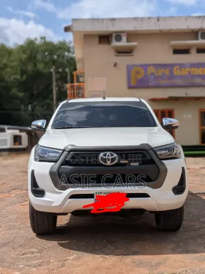 Toyota Hilux 2025 White