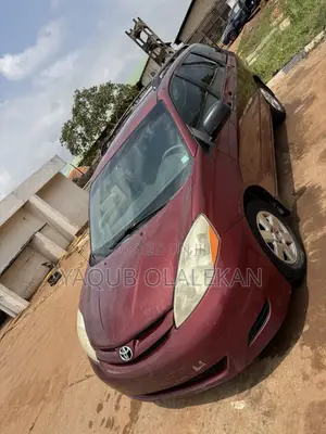 Toyota Sienna 2005 Maroon