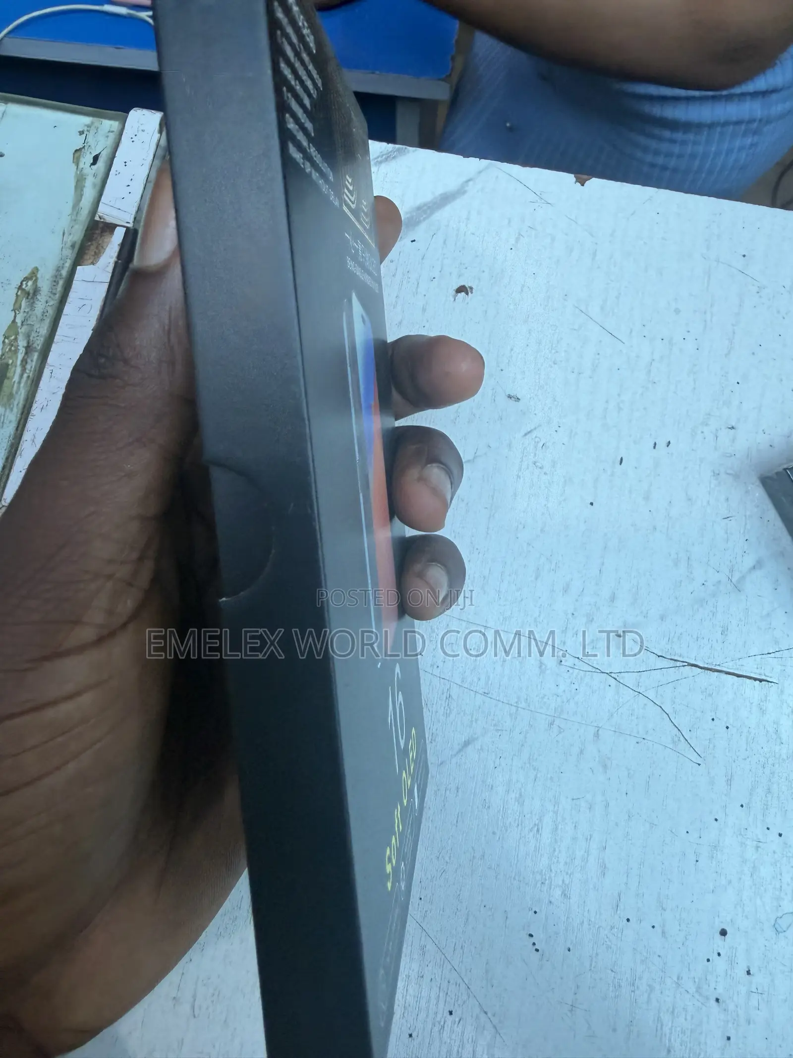 iPhone 16 Screen