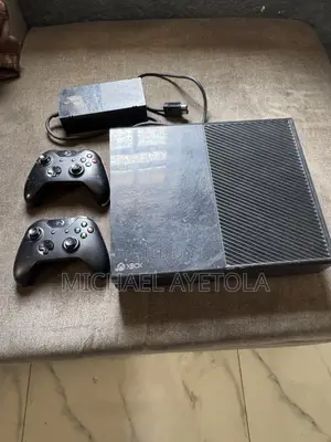 Xbox One With 6 Games and Two Controller, All Ccessories