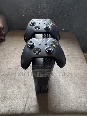 Xbox One With 6 Games and Two Controller, All Ccessories