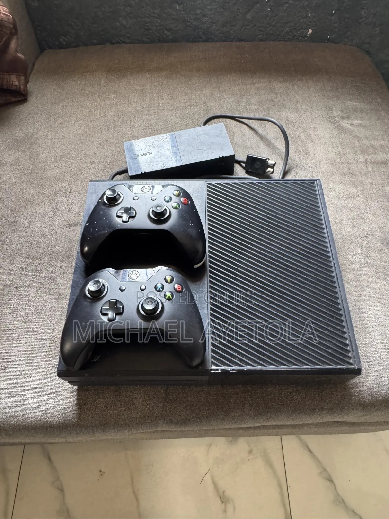 Xbox One With 6 Games and Two Controller, All Ccessories