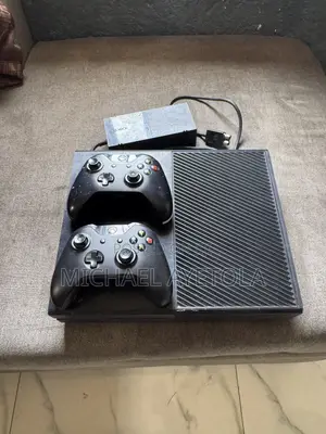 Xbox One With 6 Games and Two Controller, All Ccessories
