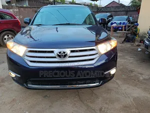Toyota Highlander SE 2012 Blue
