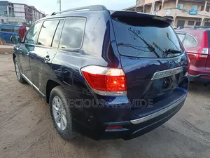 Toyota Highlander SE 2012 Blue